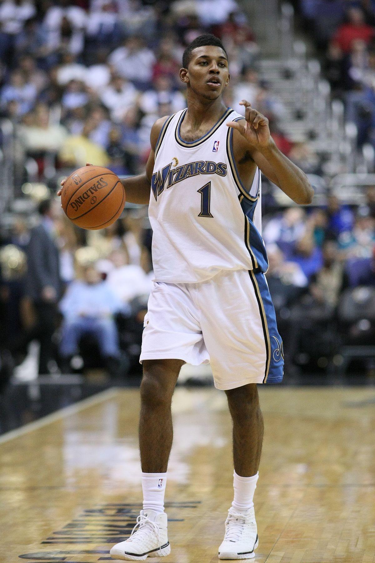 热刺抵达韩国受到热烈欢迎，有球迷在与麦迪逊合影时激动流泪