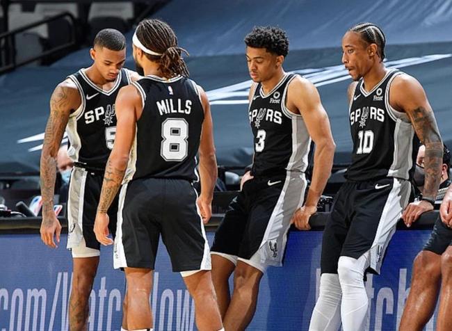 穆雷半场18分单节独得12分，上半场突破万分里程碑大关