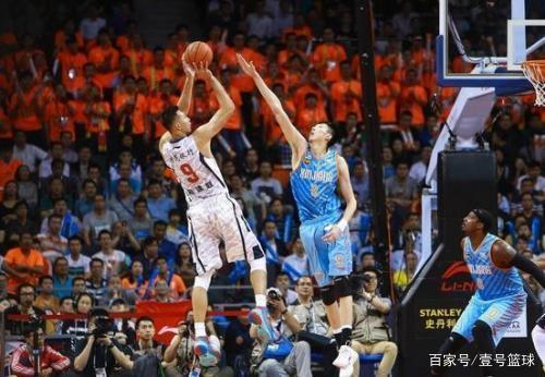 梅西带领迈阿密国际赢得美职联总冠军，实现越级登顶，展现超强实力。