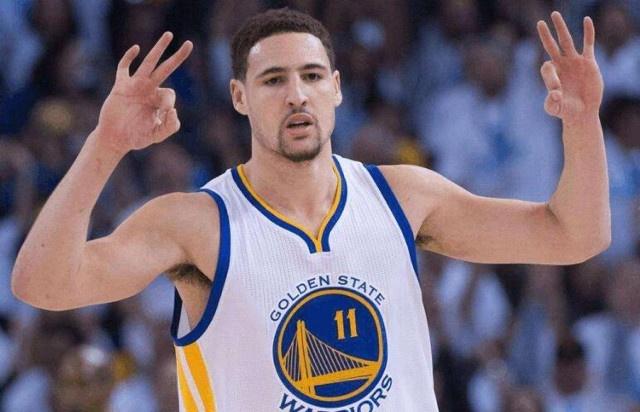 马格德堡球员庆祝进球，不幸跌入2.7米深的沟中但安全逃出