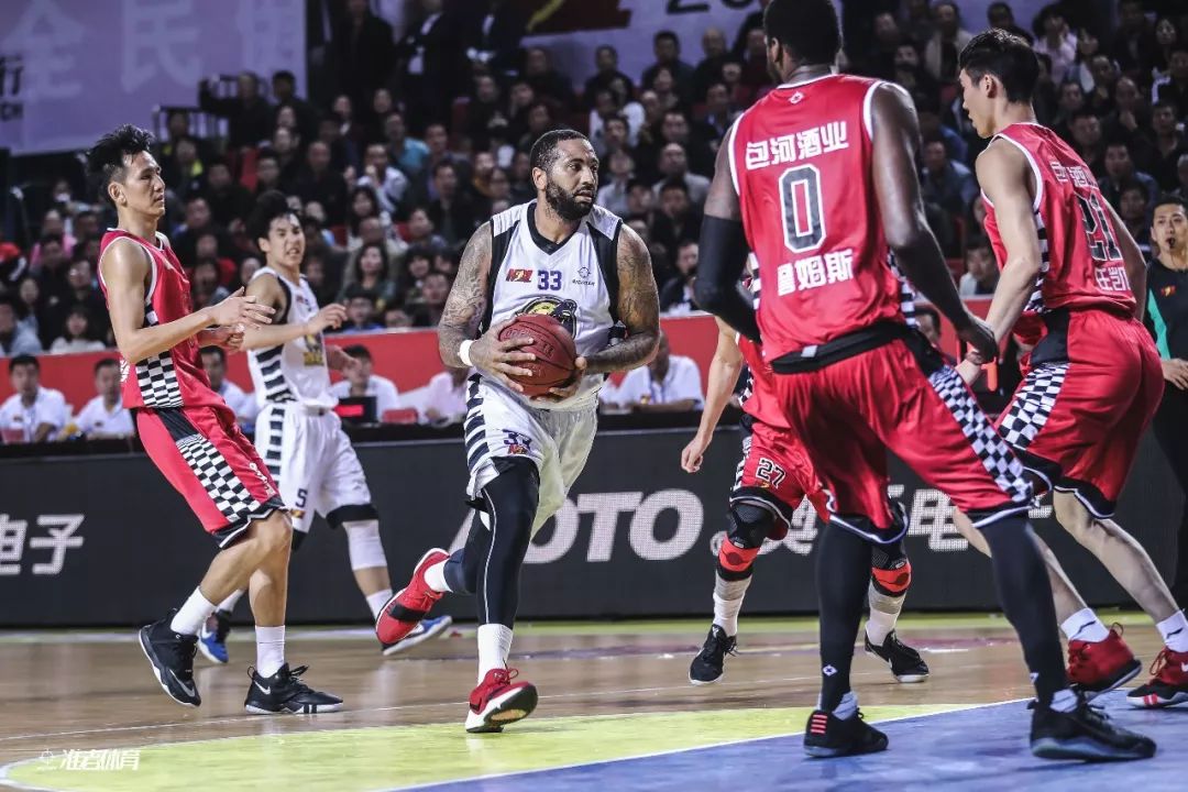 混团世界杯，孙颖莎真的好，把吉祥物送给了小妹妹，期待她的下次比赛